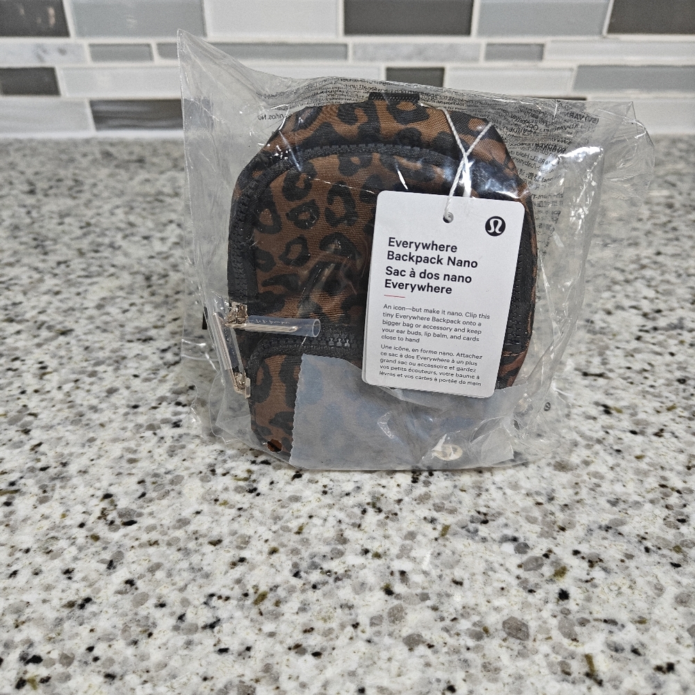 Lululemon Everywhere Backpack Nano (Leopardo Shift Midi Desert Khaki Multi) - Picture 3 of 10